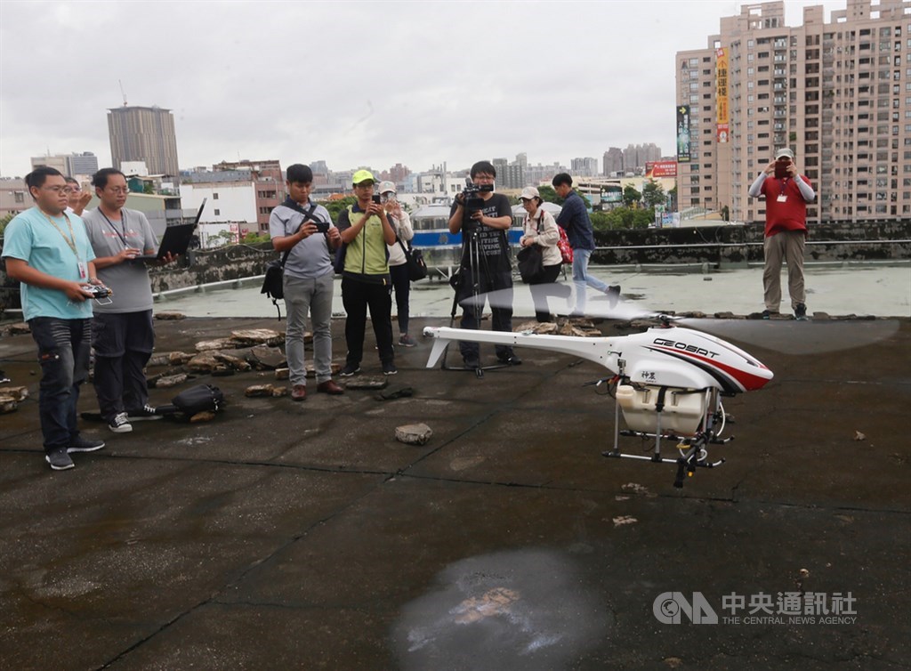 高雄市登革熱疫情延燒,2日國家衛生研究院蚊媒中心與產學合作的經緯航太科技公司啟動空中無人機,進行屋簷天溝積水的噴藥作業。中央社記者董俊志攝 108年7月2日