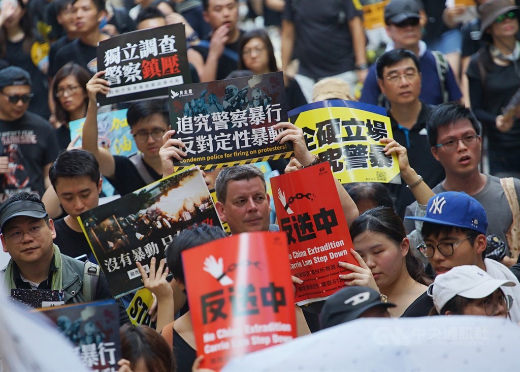 香港主權轉移22週年,七一遊行1日下午3時正式從維多利亞公園出發,民眾舉牌表達訴求。中央社記者裴禛香港攝 108年7月1日