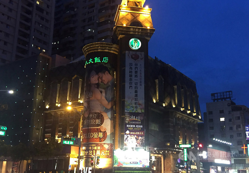 高雄知名餐飲品牌大八餐飲集團2日無預警暫停營業,晚間用餐時段讓多名消費者吃了閉門羹。高雄市政府勞工局也證實大八暫停營運,並允諾會關注員工生計。中央社記者董俊志攝 108年7月2日