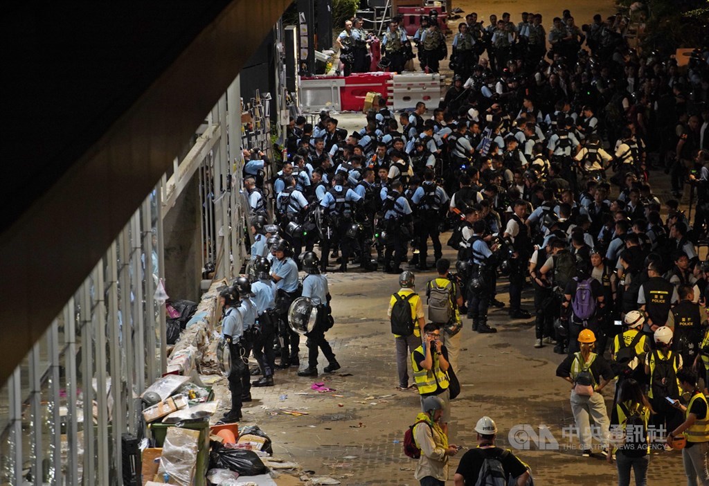 大批香港示威者1日晚間占領立法會議場,2日凌晨數百名香港警察出動驅離群眾,將立法會包圍後入內清場,但據了解,所有示威者均已撤出大樓,並無抗議民眾堅守。中央社記者裴禛香港攝 108年7月2日
