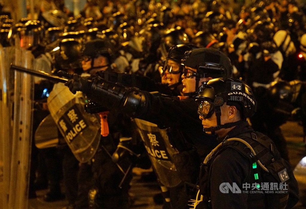香港立法會大樓1日晚間9時遭示威民眾占領後,上千名鎮暴警察於2日凌晨0時以催淚彈強勢清場,示威群眾則迅速往外撤離。中央社記者裴禛香港攝 108年7月2日