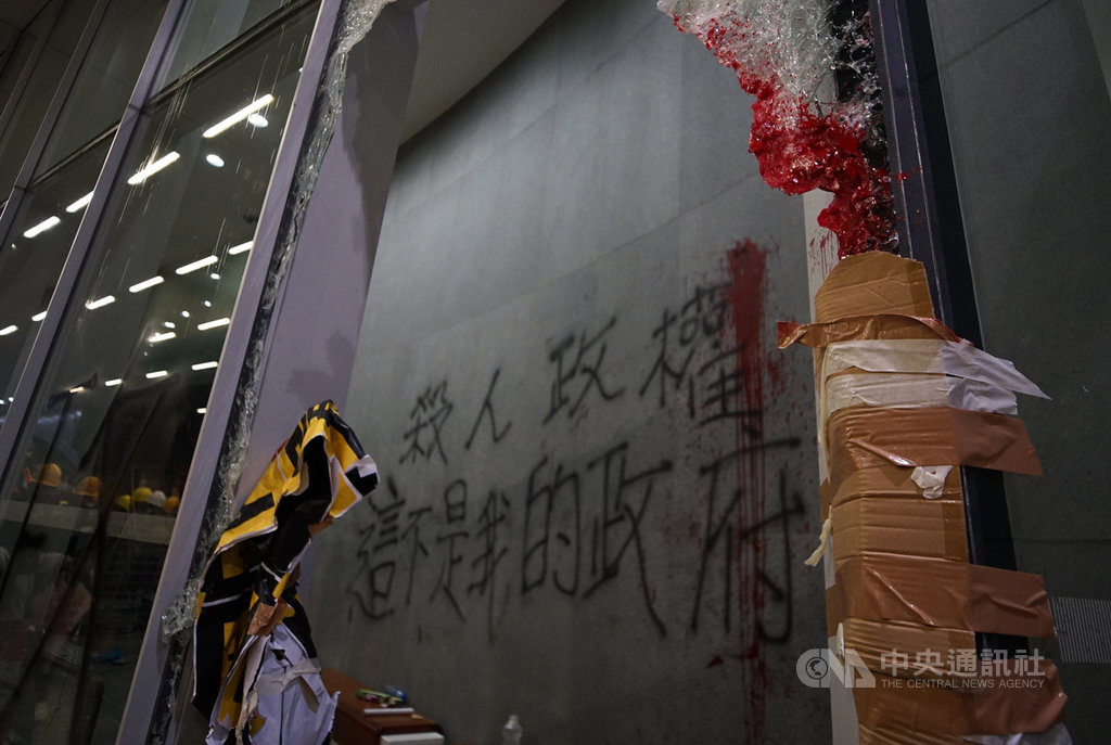 自6月掀起的反送中運動,已開啟香港社運2.0模式,be water成為示威者奉行的運動哲學。他們記取2014年「占領中環運動」的教訓,不迷戀占領大場,而是伺機點火抗爭,然後快閃。圖為示威者1日晚間衝入立法會,在牆上留下訴求後撤離。中央社記者裴禛香港攝 108年7月2日