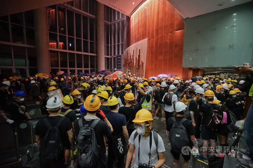 香港立法會1日晚間一度遭反送中示威者攻占,群眾聚集在立法會大廳等處,但在港警宣布將強力清場後,示威者並未選擇長期占領,反而互傳be water的訊息提醒打氣,迅速解散消失;他們記取2014年「占領中環運動」的教訓,不迷戀占領大場,而是伺機點火抗爭,然後快閃。中央社記者裴禛香港攝 108年7月2日