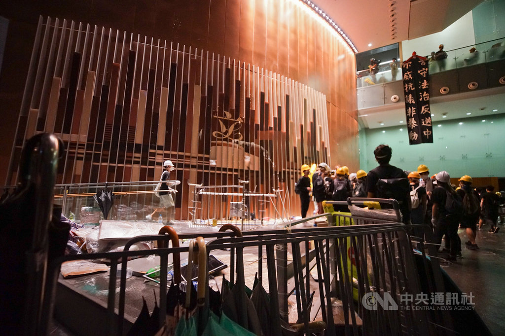香港立法會1日一度遭示威者攻占,外界形容這起事件為「香港太陽花」,但示威者們在獲知警方將強力清場後,並未選擇長期占領,他們記取2014年「占領中環運動」的教訓,互傳be water的訊息提醒打氣,迅速解散消失。中央社記者裴禛香港攝 108年7月2日
