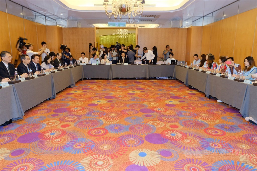 桃園市空服員職業工會2日和長榮航空進行2次協商,勞動部次長劉士豪表示,會議由勞方與資方各推派一名代表,以雙主持方式進行。中央社記者吳睿騏桃園攝 108年7月2日
