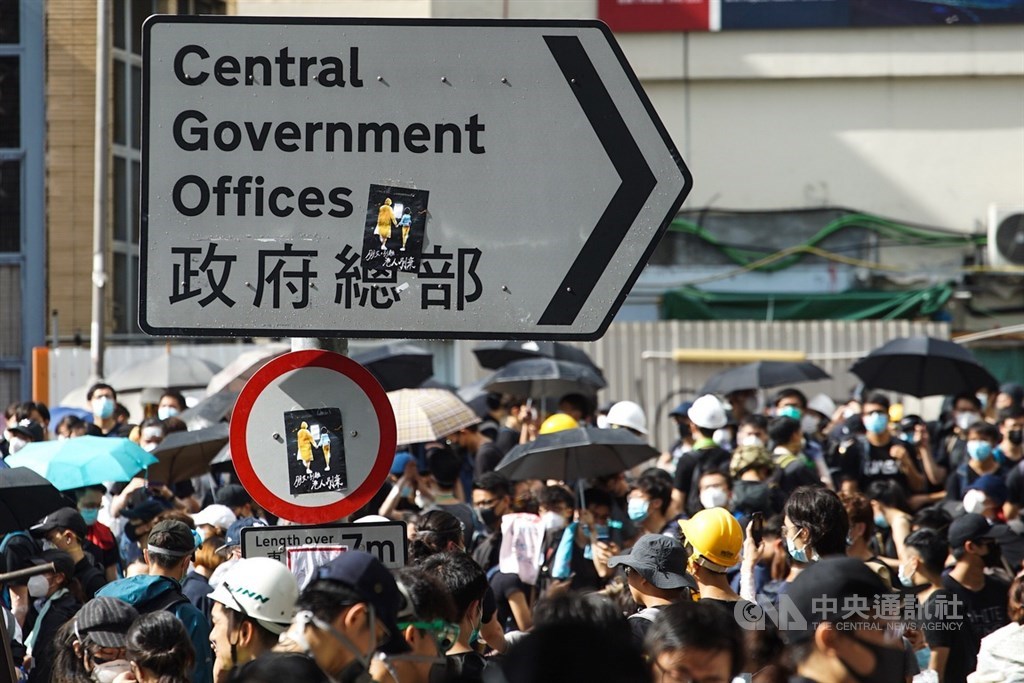 香港主權轉移22週年升旗典禮1日舉行,反對港府修訂逃犯條例的示威者上午持續擋住馬路抗議。中央社記者裴禛香港攝 108年7月1日