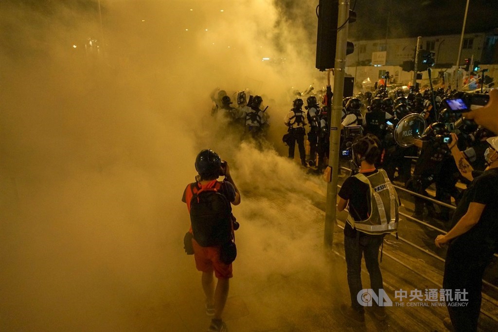 數百名手持防暴器械的香港警察2日凌晨零時採取行動,向示威者發射催淚瓦斯,現場充滿白色煙霧,群眾四散。中央社記者裴禛香港攝 108年7月2日