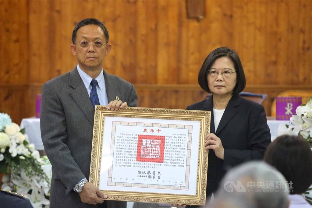 「雄風飛彈之父」韓光渭院士追思會2日在龍潭舉行,總統蔡英文(右)頒發褒揚令。中央社記者游凱翔攝 108年7月2日