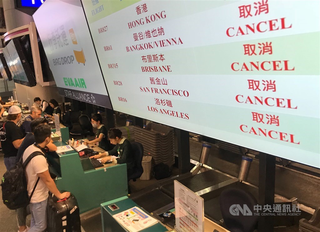 長榮航空2日與桃園市空服員職業工會協商,不秋後算帳條款得到部分共識,但仍未能簽署團體協約,空服員罷工將持續,雙方擇日再議。圖為桃園機場晚間長榮航空櫃台前,資訊布告欄仍顯示多個航班取消。中央社記者徐肇昌攝 108年7月2日
