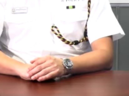 香港警務處公關科總警司謝振中1日針對示威群眾占領立法會發表談話,網友發現他的手錶時間是5時,質疑影片是傍晚預錄。(圖取自facebook.com/HongKongPoliceForce)