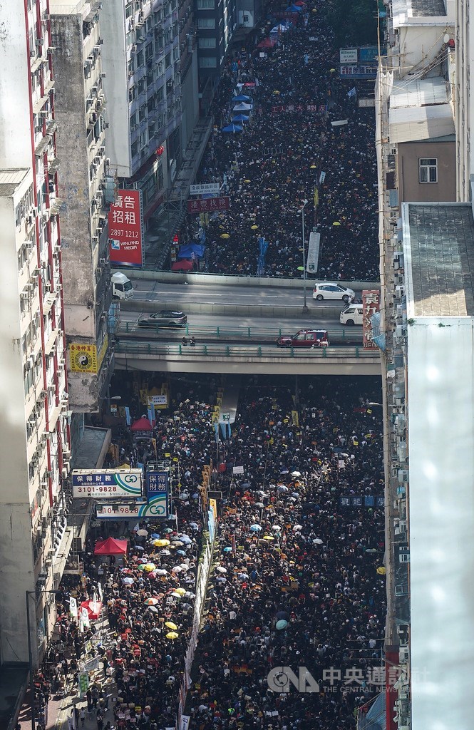為避開立法會前對峙人潮,香港七一遊行改以遮打道為終點,人潮將軒尼詩道雙向車道占滿,由於人數實在太多,隊伍行進相當緩慢。中央社記者裴禛香港攝 108年7月1日
