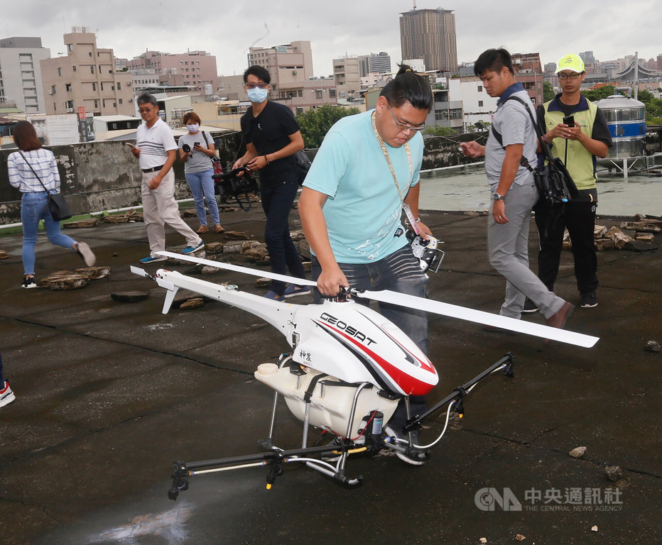 高雄市登革熱疫情延燒,防疫單位懷疑和果菜市場屋簷天溝積水有關聯,在高空作業不及的積水處,2日獲得國衛院協助,促成無人機防疫行動。中央社記者董俊志攝 108年7月2日
