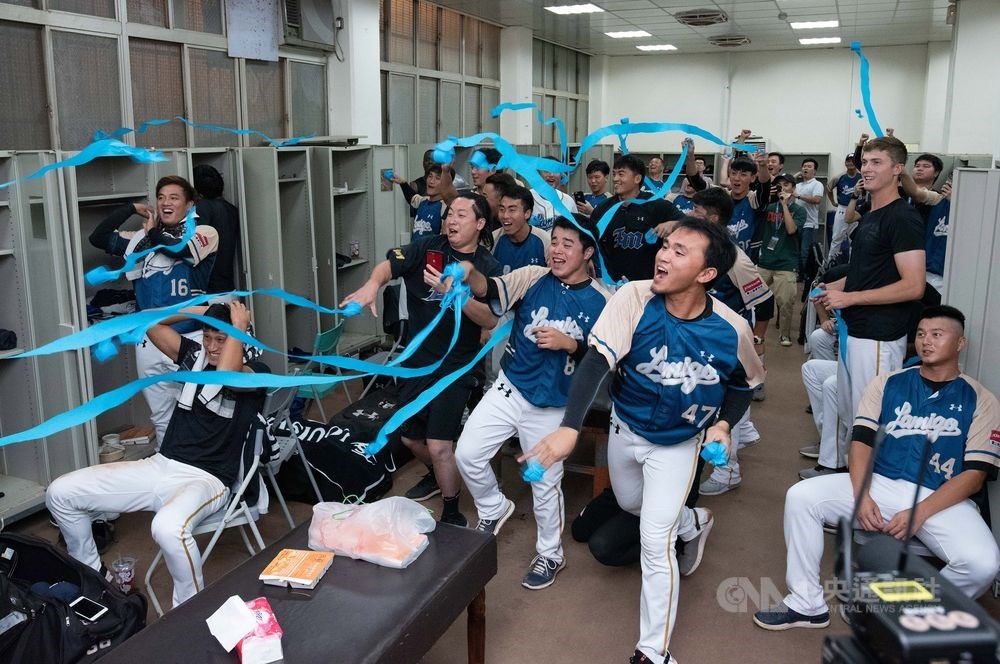中職Lamigo桃猿隊6月25日在台南以5比4擊敗統一獅隊,富邦悍將隊與中信兄弟隊則在台中交手,至第12局悍將確定無法勝出,等同桃猿隊上半季順利封王,選手在休息室內高興拋出藍色彩帶。(中央社檔案照片)