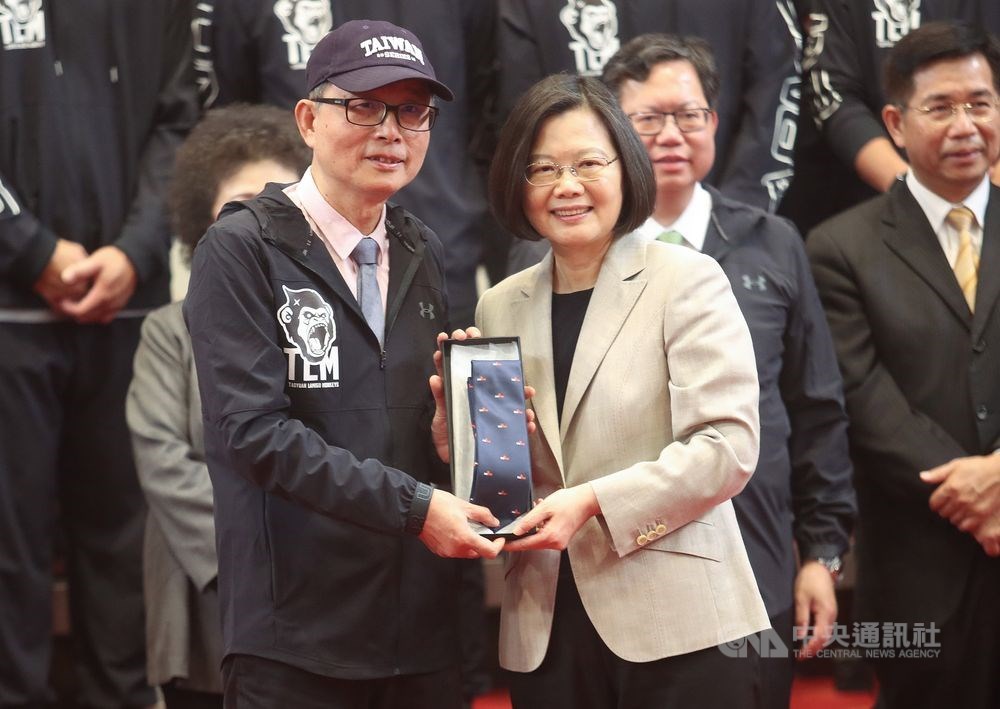 桃猿隊2018年完成2連霸,2019年初接受總統蔡英文(前右)接見。當時桃猿隊母集團董事長劉保佑(前左)直言「經營職棒16年、賠了16億」,被問起16年來是否動過賣掉球隊的念頭,劉保佑只是回答「愛上了,不然要怎麼辦」。(中央社檔案照片)
