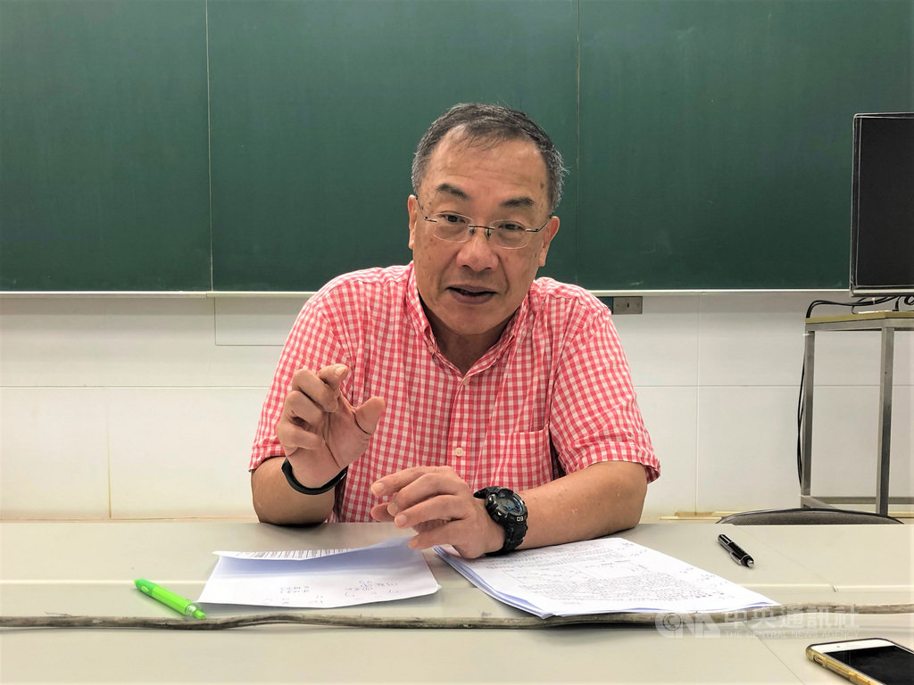 台北市補教協會解題團隊、補教老師陳逸表示,108年指考地理科第7題提到尼加拉瓜運河預計2019年完成,但該運河根本沒在建,呼籲大考中心命題時,考據要再加強。中央社記者陳至中攝 108年7月3日