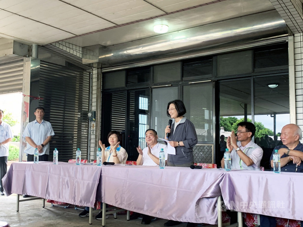 總統蔡英文(右3)3日在農委會主委陳吉仲(右2)等人陪同下,到新竹縣新豐鄉養豬場參訪,了解目前養豬場防疫及經營狀況。中央社記者郭宣彣攝 108年7月3日