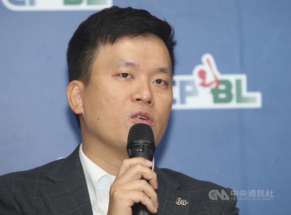 中職Lamigo桃猿隊確定轉賣,3日下午在中華職棒聯盟會議室舉辦記者會,由桃猿隊領隊劉玠廷(圖)說明。中央社記者張新偉攝 108年7月3日