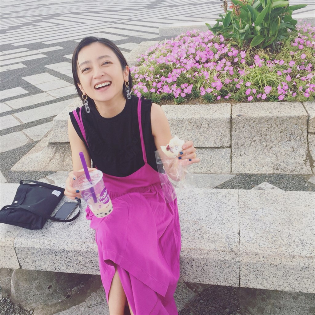 日本掀起珍珠奶茶炫風,連日本女星安達佑實也排隊購買。(圖取自IG網頁instagram.com/_yumi_adachi)