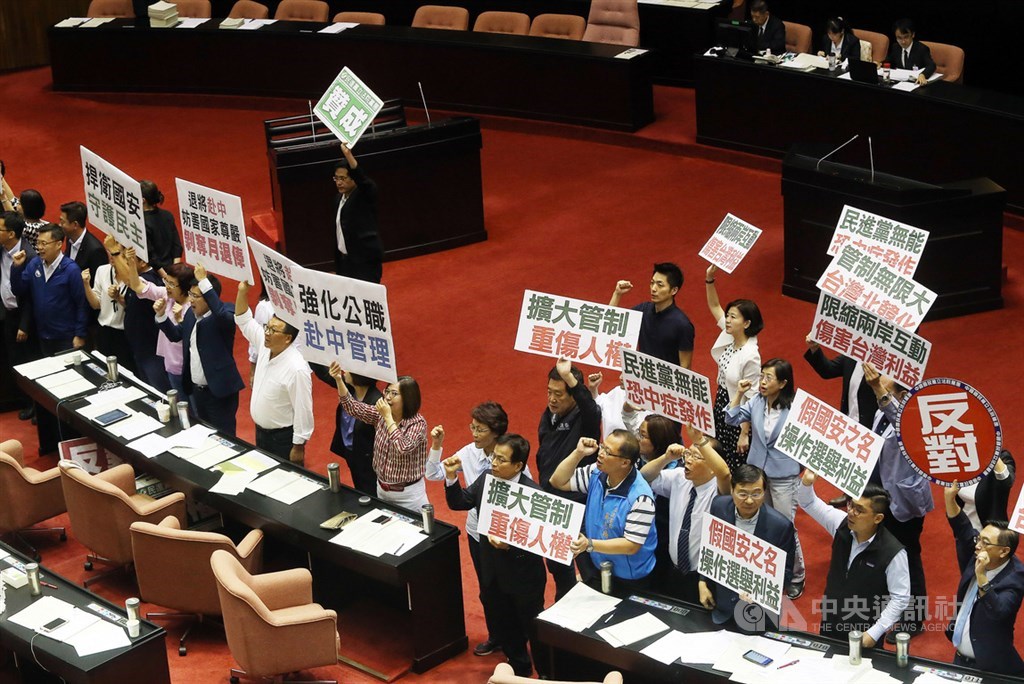 立法院臨時會3日審理台灣地區與大陸地區人民關係條例(兩岸人民關係條例)部分條文,朝野黨團在議場內高舉標語表達各自立場。中央社記者郭日曉攝 108年7月3日