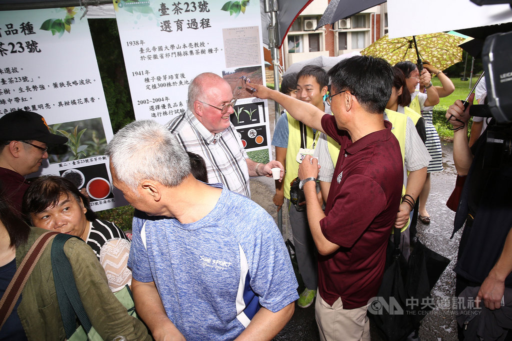 台灣紅茶聞名海外近百年,行政院農委會茶改場近日又推出新品種的祁韻紅茶,帶有清新的檸檬、柚子香,盼拓展年輕世代客層,諾貝爾獎得主Bruce A. McCarl(後中)也樂在其中。(農委會茶改場提供)中央社記者楊淑閔傳真 108年7月3日