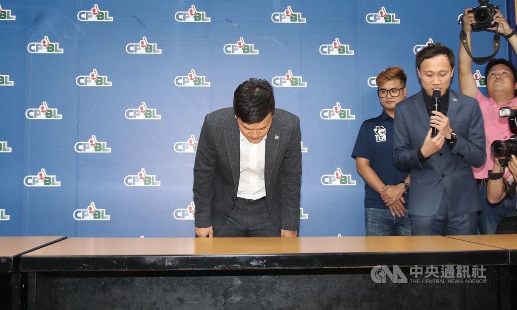 Lamigo桃猿領隊劉玠廷(左)3日下午召開記者會說明轉賣程序表示,由於選手、教練的努力,過去7年拿到5次總冠軍,維持很好的競爭力,但要繼續維持競爭力,要投入很多資源,遠超過企業能負擔的範圍,會後並向媒體一鞠躬。中央社記者張新偉攝 108年7月3日