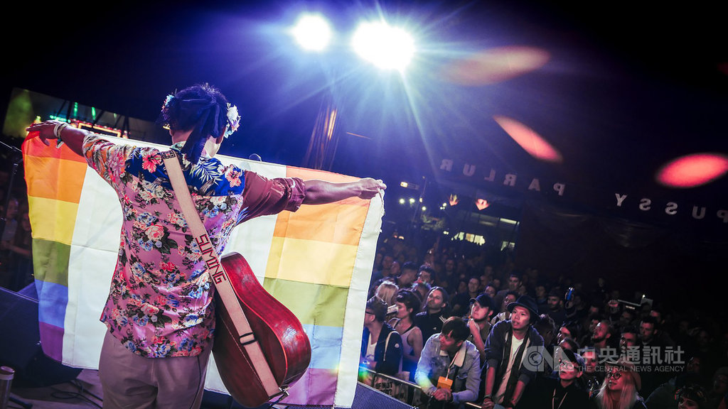 歌手舒米恩6月30日在英國Glastonbury演出,提到台灣是亞洲第一個通過同婚的國家,並用母語演唱、高舉彩虹旗(圖),大聲說出「我們來自台灣」,當下全場觀眾跟著他齊聲吶喊Taiwan、Tawian,場面令人動容。(截自舒米恩臉書)中央社記者鄭景雯傳真 108年7月3日