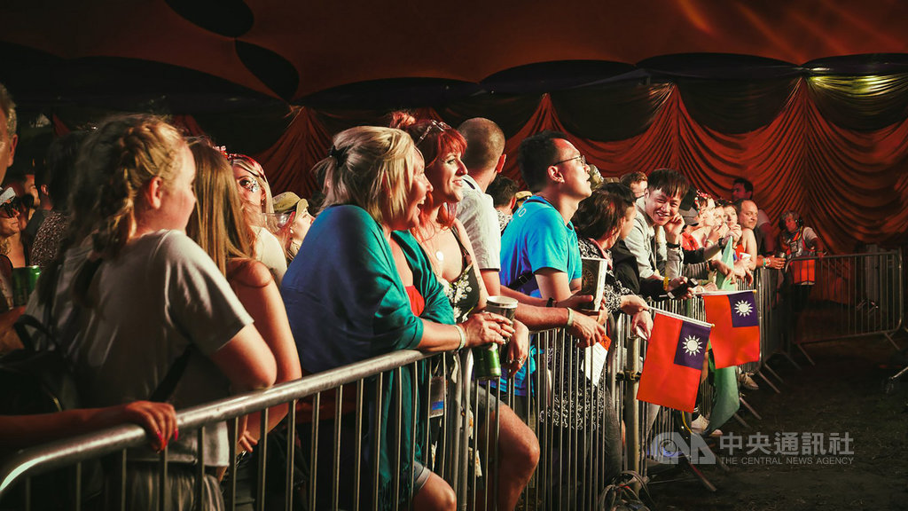 歌手舒米恩6月30日在英國Glastonbury音樂節演出時,提到台灣是亞洲第一個通過同婚的國家,並大聲說出我們來自台灣,台下觀眾也齊聲吶喊Taiwan,讓他感動又難忘。(截自舒米恩臉書)中央社記者鄭景雯傳真 108年7月3日