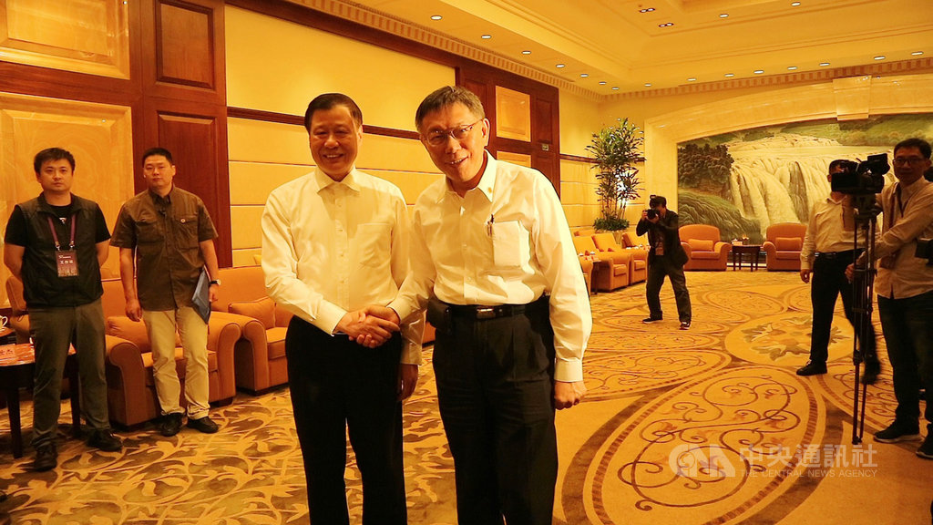 第10屆台北上海城市論壇4日登場,台北市長柯文哲3日率團抵達上海,當天晚間的歡迎會見與晚宴則在上海市興國賓館登場。圖為中共上海市委副書記、市長應勇(左)在會見時與柯文哲握手。中央社記者陳家倫上海攝 108年7月3日