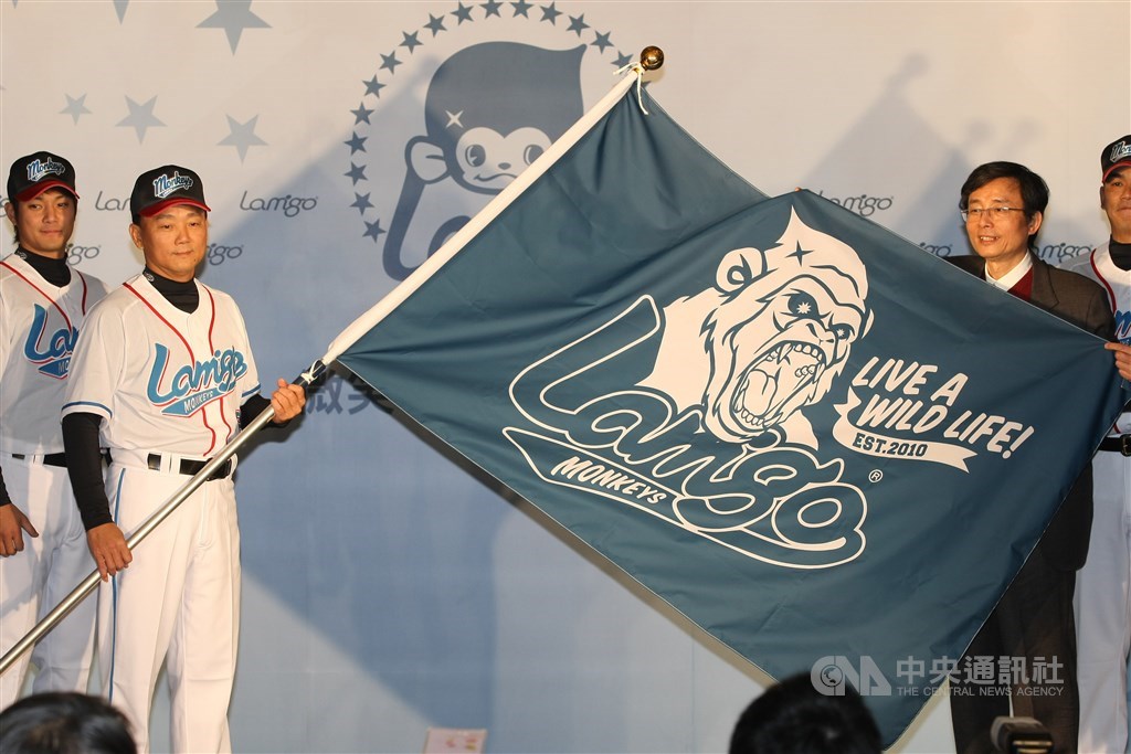 La new熊隊2011年改名為Lamigo Monkeys桃猿隊。圖為老闆劉保佑(右)與總教練洪一中(左2)展示球隊新LOGO。(中央社檔案照片)
