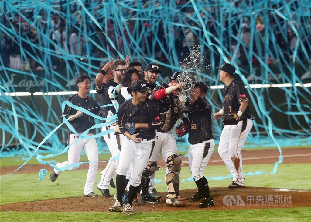 中職Lamigo桃猿隊驚傳將轉賣。圖為Lamigo桃猿隊2018年收下隊史第6座總冠軍。(中央社檔案照片)