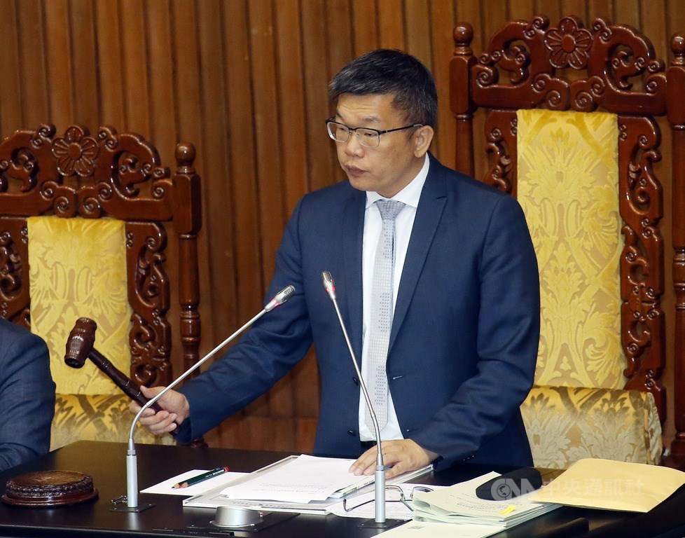 立法院臨時會院會3日經表決,由立法院副院長蔡其昌敲槌三讀修正通過台灣地區與大陸地區人民關係條例(兩岸人民關係條例)部分條文。中央社記者郭日曉攝 108年7月3日