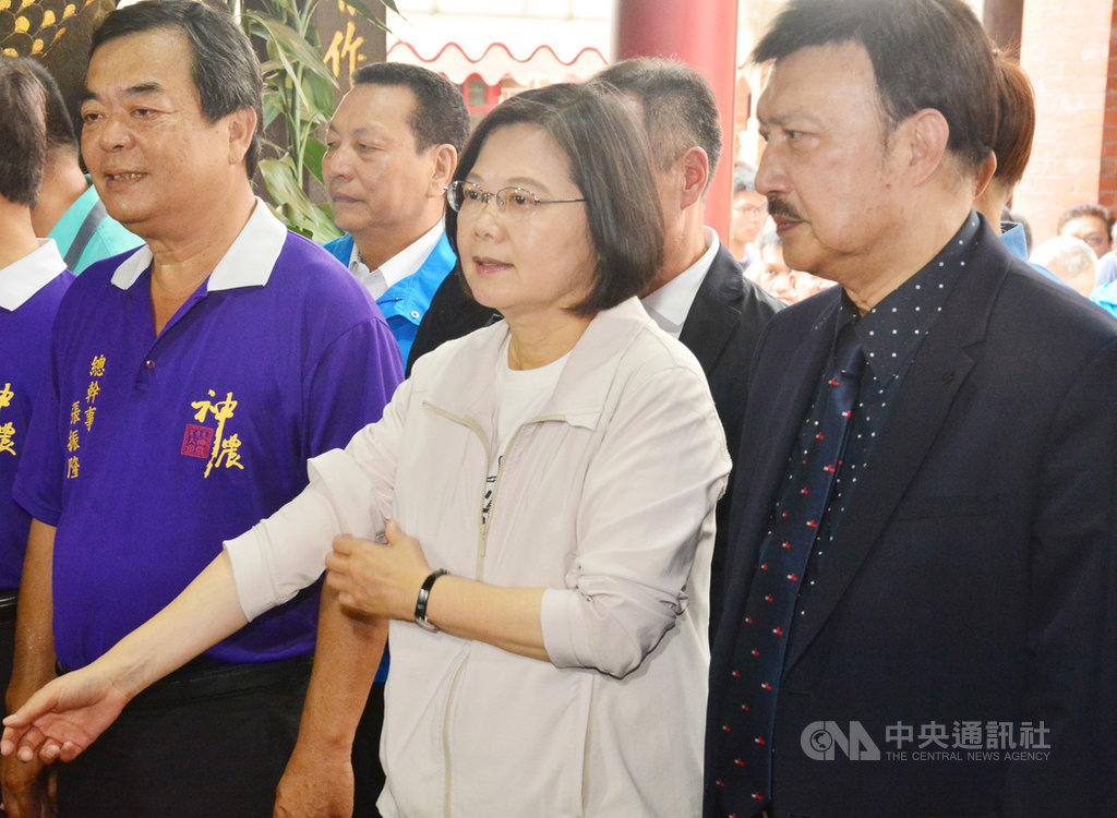 總統蔡英文(前中)4日到新北市三重先嗇宮參香,在先嗇宮董事、管理委員會總幹事張振隆(左)、立法委員余天(右)等人陪同下,祈求國泰民安。中央社記者黃旭昇新北攝 108年7月4日