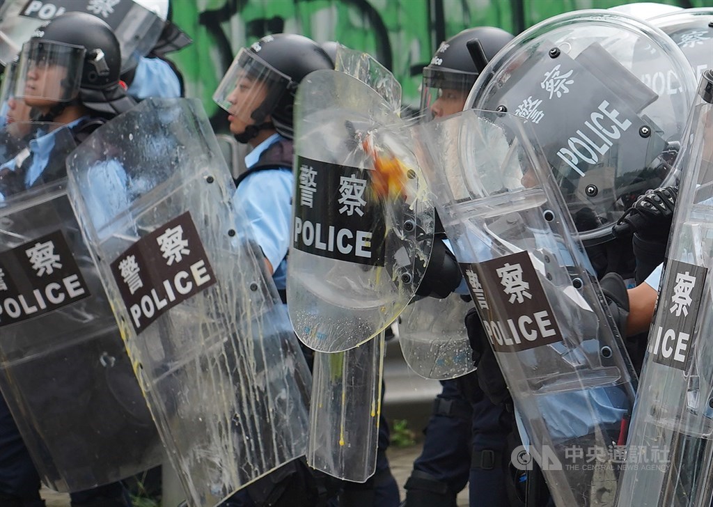 香港數千名示威者1日上午占據金鐘政府總部和立法會大樓外的馬路,並一度與警察爆發衝突,示威者向警方丟擲雞蛋。(中央社檔案照片)