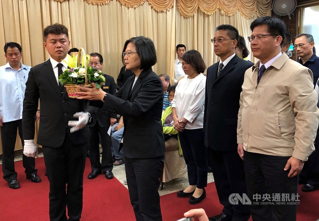 總統蔡英文(前左2)4日下午在交通部長林佳龍(前右起)、內政部長徐國勇等人陪同下,前往嘉義市立殯儀館弔唁因公殉職的鐵路警察李承翰。中央社記者黃國芳攝 108年7月4日