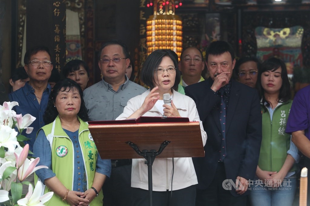 總統蔡英文(前左2)4日上午前往新北市三重先嗇宮參拜,並於參拜後向支持民眾發表談話。中央社記者吳家昇攝 108年7月4日