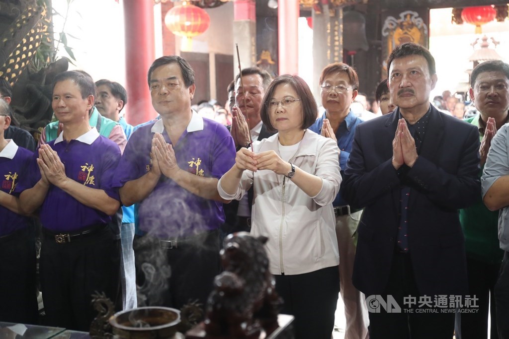總統蔡英文(前右2)4日前往新北市三重先嗇宮,參拜祈福。圖前右為民進黨籍立委余天。中央社記者吳家昇攝 108年7月4日