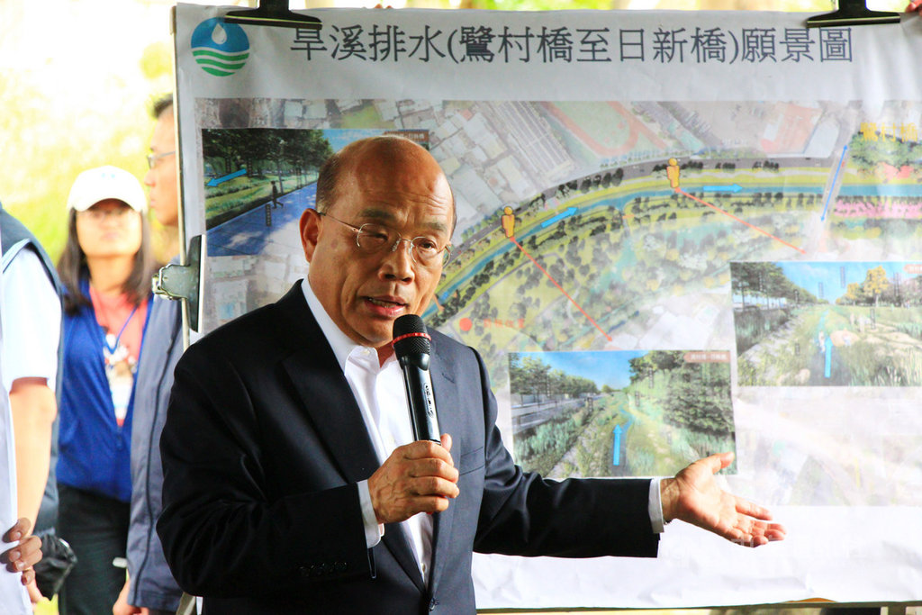 行政院長蘇貞昌4日前往視察台中市旱溪排水大康橋計畫,他當場指示啟動建設計畫,並由中央全額、全力支持,透過水域環境及生態營造,讓地方從淹水變成親水。中央社記者蘇木春攝 108年7月4日