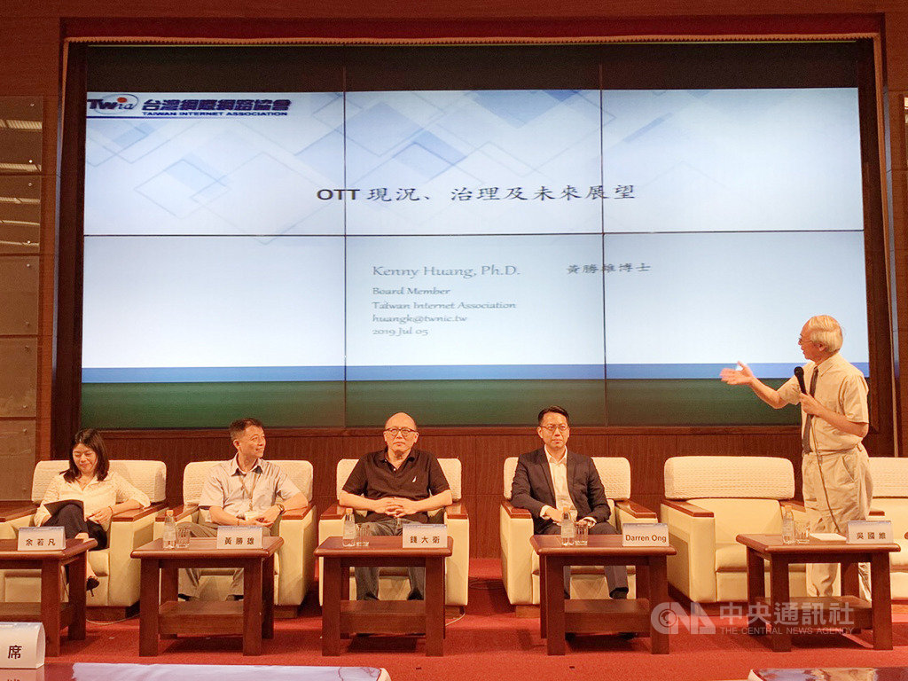 2019台灣網路治理論壇5日舉行,第一場專題座談探討「OTT現狀、治理及未來展望」,左起為國際通商法律事務所律師余若凡、台灣網際網路協會理事黃勝雄、台灣線上影視產業協會理事長錢大衛、Netflix亞太區政府關係主管Darren Ong。中央社記者吳家豪攝 108年7月5日
