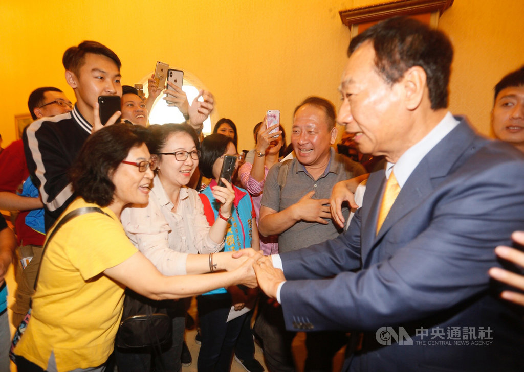 國民黨總統初選參選人郭台銘(前右)5日上午在高雄岡山舉辦企業座談,進場時受到民眾熱烈歡迎。中央社記者董俊志攝 108年7月5日