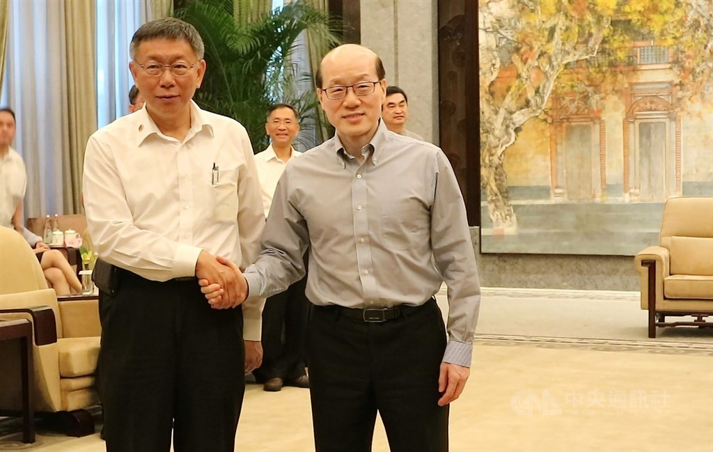 「柯劉會」5日傍晚在上海登場,國台辦主任劉結一(右)與台北市長柯文哲在會談前握手。中央社記者陳家倫上海攝 108年7月5日