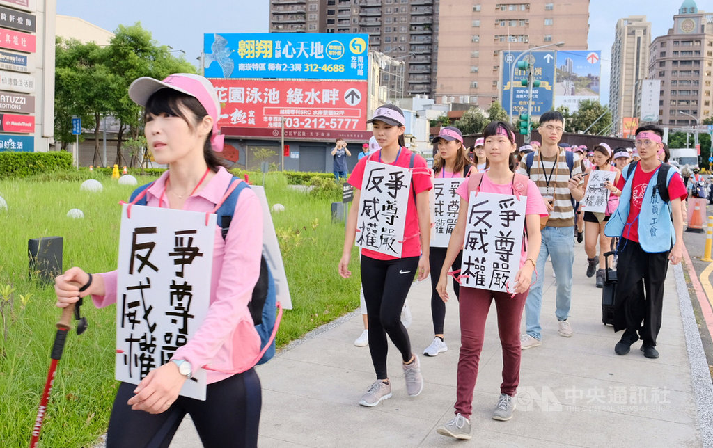 長榮空服員罷工進入第16天,桃園市空服員職業工會5日號召空服員展開苦行到總統府的活動,並計畫遞送陳情書給總統蔡英文,展現會員爭取勞權決心。中央社記者吳睿騏桃園攝 108年7月5日