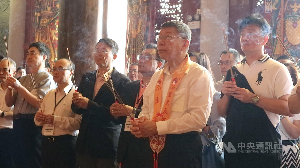 雙城論壇5日來到最後一天,台北市長柯文哲(右2)上午移師江蘇昆山慧聚寺給媽祖上香。由於先前另一總統參選人郭台銘曾說自己夢到媽祖要他參選,柯文哲此行也被問及參選意願,但他並未回答。中央社記者陳家倫昆山攝 108年7月5日