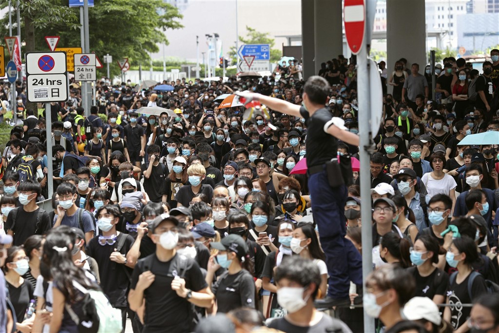 大批香港民眾6月21日上午在政府總部大樓及立法會示威區發起示威活動,並包圍警察總部,其中參與活動的男子潘浩超7月5日被以襲警等罪名起訴。(檔案照片/共同社提供)