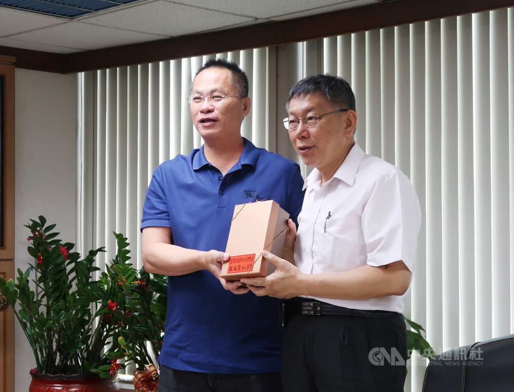 台北市長柯文哲(右)6日一早南下高雄,拜訪高雄農田水利會長呂文豪(左)。中央社記者王淑芬攝 108年7月6日