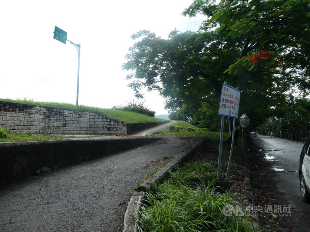 屏東縣高樹鄉發生情殺案,65歲江姓婦人懷疑75歲黃姓男友要跟她分手,4日在南華大橋堤防口角後,以麻繩勒斃男友,5日晚間被檢方依殺人罪聲押獲准。(里港警分局提供)中央社記者郭芷瑄傳真 108年7月6日