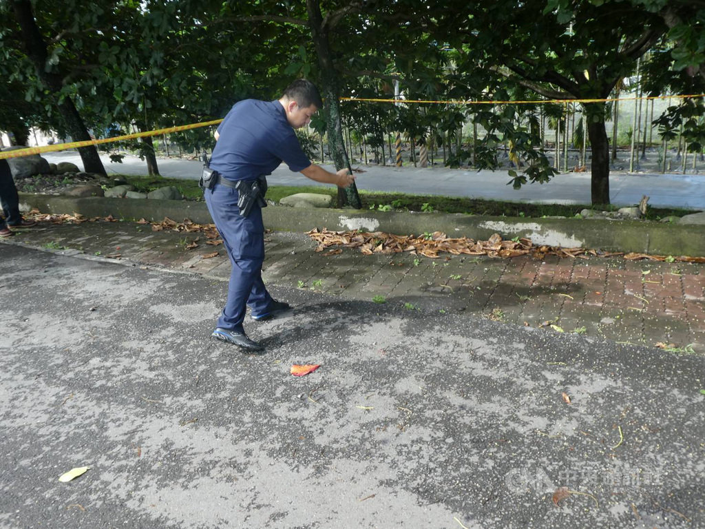 屏東縣高樹鄉發生情殺案,65歲江姓婦人懷疑75歲黃姓男友要跟她分手,4日在南華大橋堤防口角後,以麻繩勒斃男友。(里港警分局提供)中央社記者郭芷瑄傳真 108年7月6日
