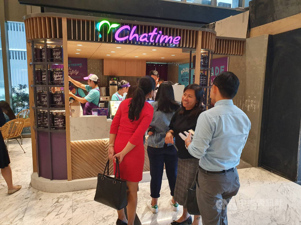 位於馬尼拉BGC特區,花旗銀行總部一樓的Chatime(日出茶太)才剛開幕,吸引白領上班族排隊。中央社記者江明晏馬尼拉攝 108年7月6日