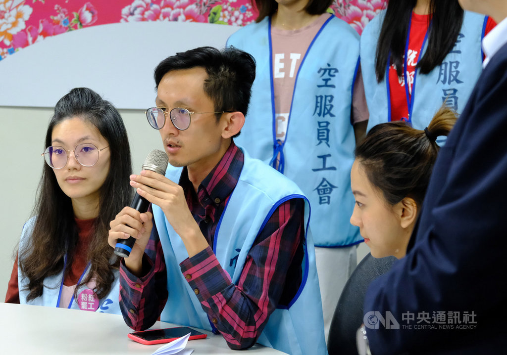 長榮空服員罷工事件6日終於宣告落幕,勞動部、勞資雙方都認為關鍵轉折是在「最後這3天」,工會並認為「不秋後算帳條款」獲得資方讓步。中央社記者邱俊欽桃園攝 108年7月6日
