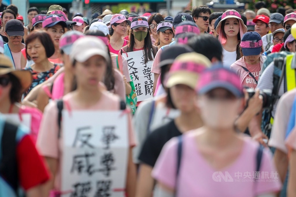 桃園市空服員職業工會5日號召30多名空服員,從桃園南崁一路徒步苦行到總統府前陳情。(中央社檔案照片)