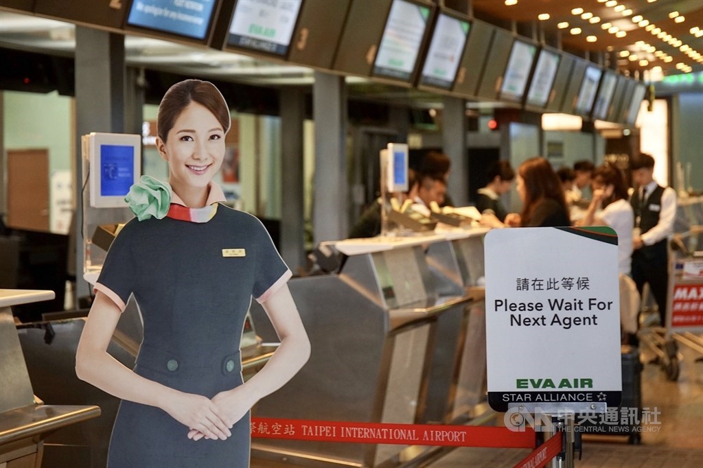 長榮航空6日表示,感謝曾參與罷工但中途回家的空服員,相信這些空服員仍舊秉持對航空業的初衷而回到公司執勤,希望這些空服員未來繼續和公司一起努力。(中央社檔案照片)